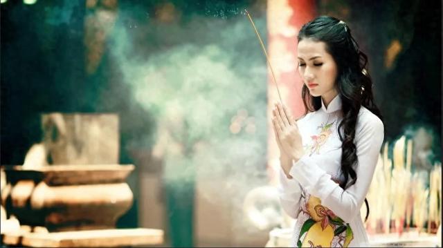 佛”的年轻人究竟是在求什么？开元棋牌那些热衷于“烧香拜